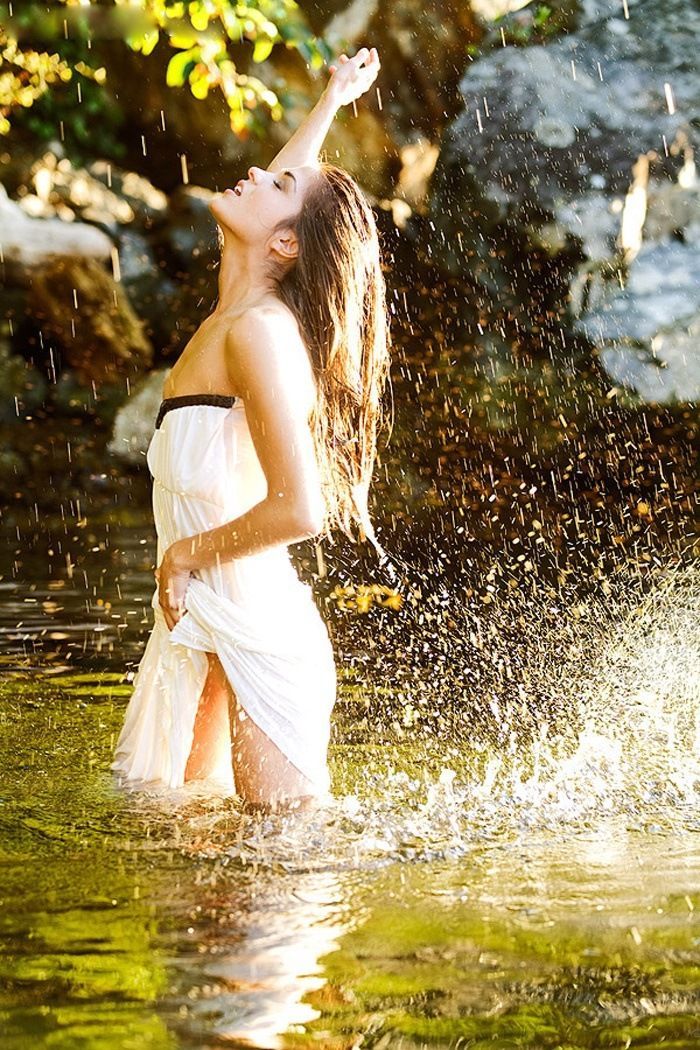 Marie Avgeropoulos in Mosul