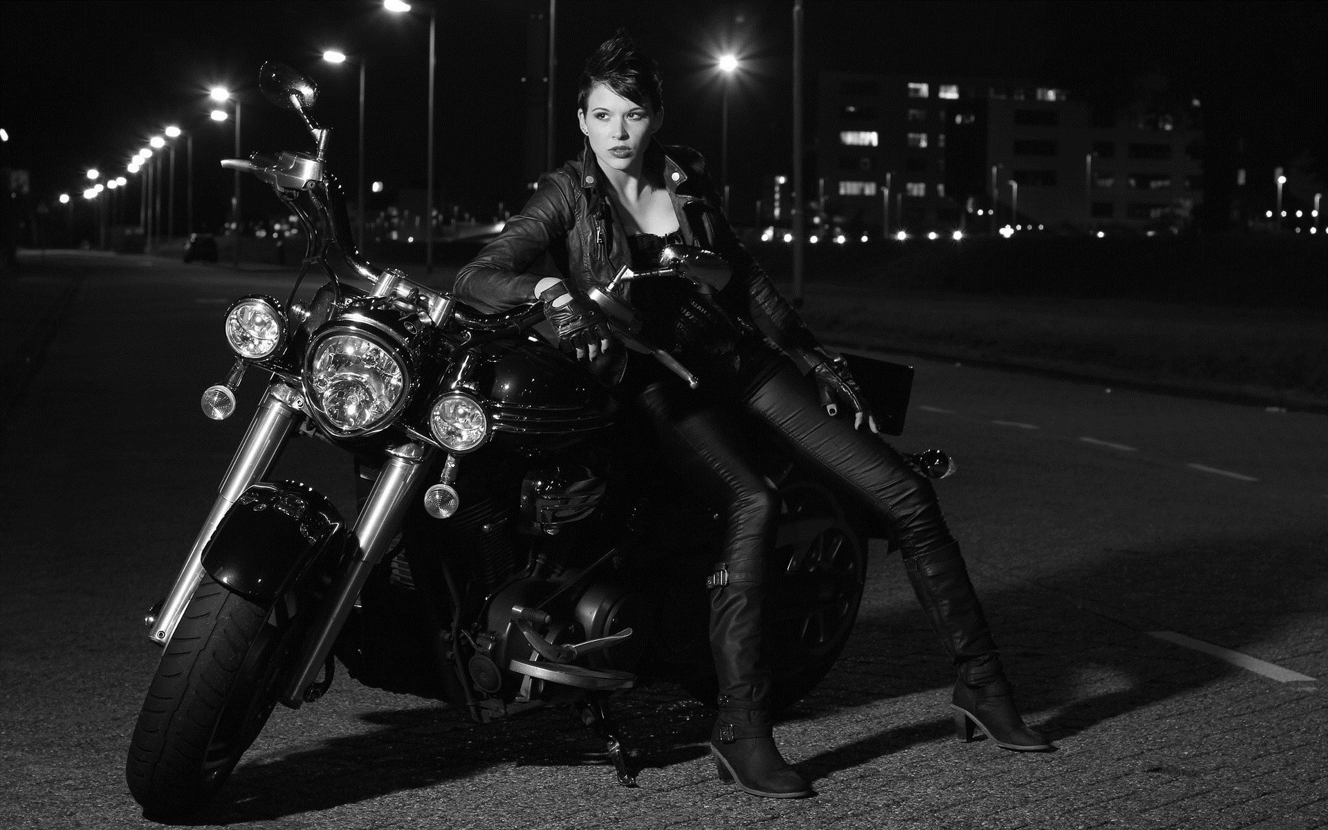 Photo Beautiful girls and motorcycles in Mosul