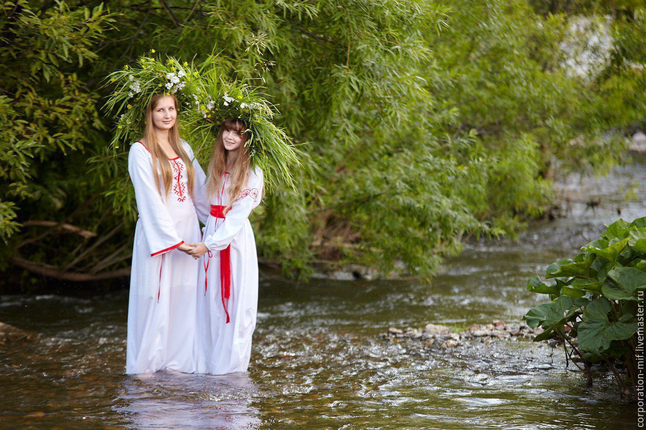Women in Slavic costumes in Mosul