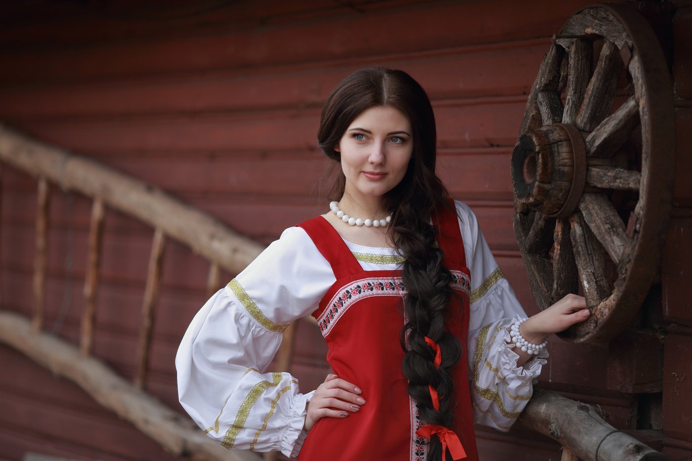 Girls in Slavic costumes’s look of the day — catch her live in Mosul